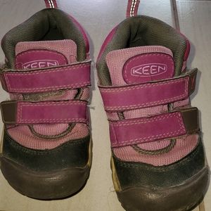 Keen black and red 8c shoes